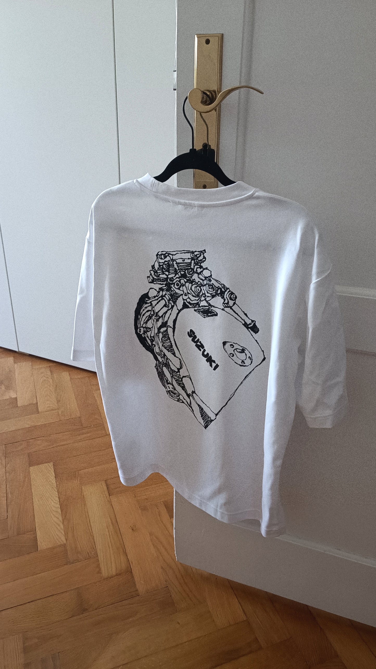 SUZUKI - HANDBEMALTES T-SHIRT